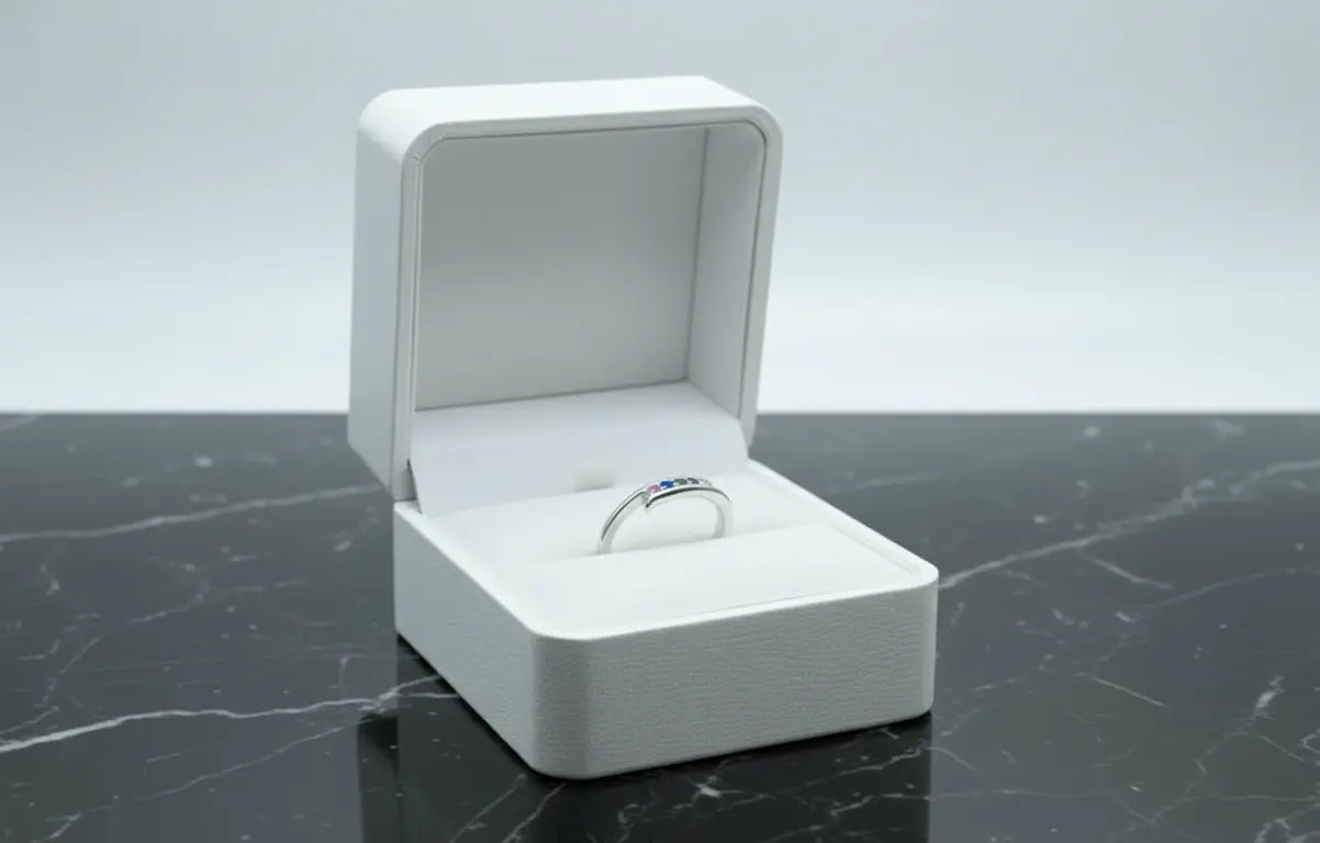 Anillo de banda abierta con zirconias