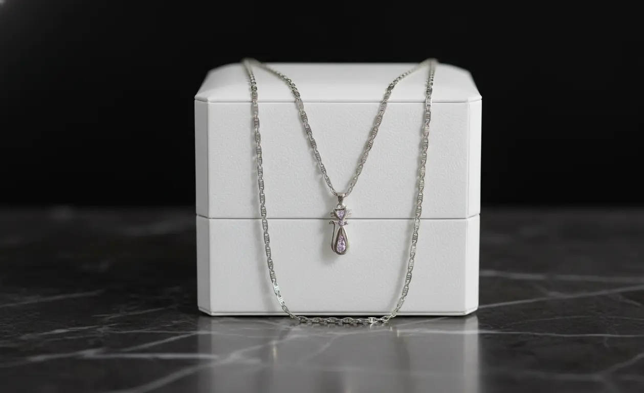 Vista de Cadena tejido escalera con dije de gato